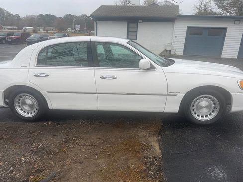Used 1998 Lincoln Town Car Executive image 4