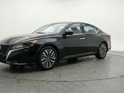 Used 2025 Nissan Altima 2.5 SV image 3