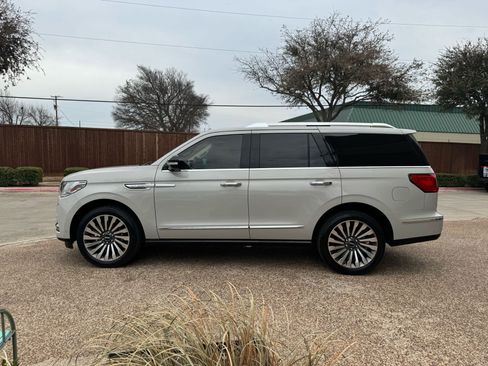Used 2019 Lincoln Navigator Reserve image 11