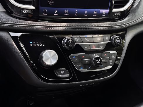 Used 2024 Chrysler Pacifica Limited FWD image 10