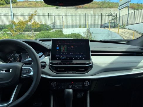 Used 2025 Jeep Compass Limited image 17