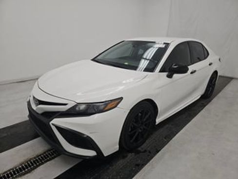 Used 2021 Toyota Camry SE FWD image 1