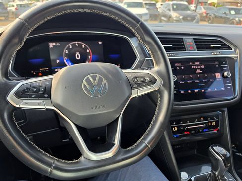Used 2022 Volkswagen Tiguan SE w/ Panoramic Sunroof Package AWD/4WD image 17