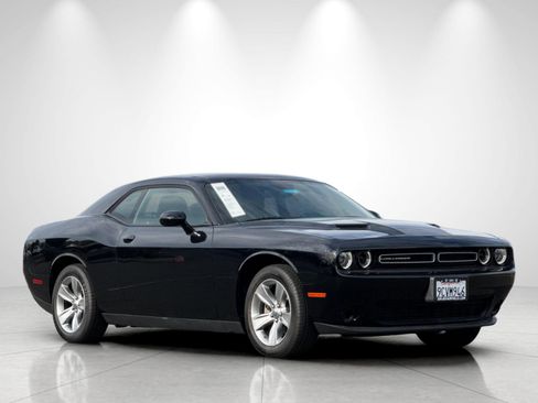 Used 2022 Dodge Challenger SXT image 7