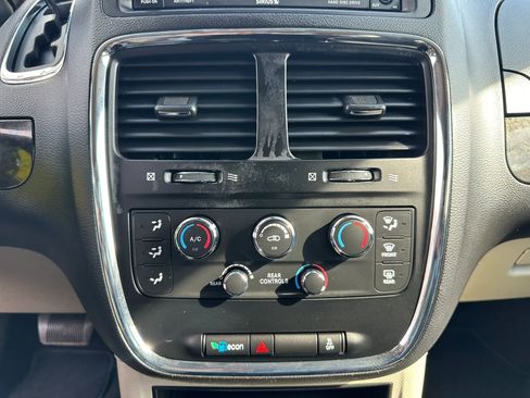 Used 2019 Dodge Grand Caravan SE w/ UConnect Hands-Free Group image 27