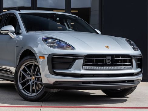 Certified 2025 Porsche Macan image 9
