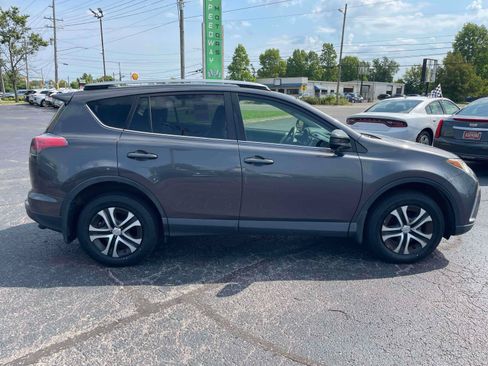 Used 2017 Toyota RAV4 LE AWD/4WD image 10