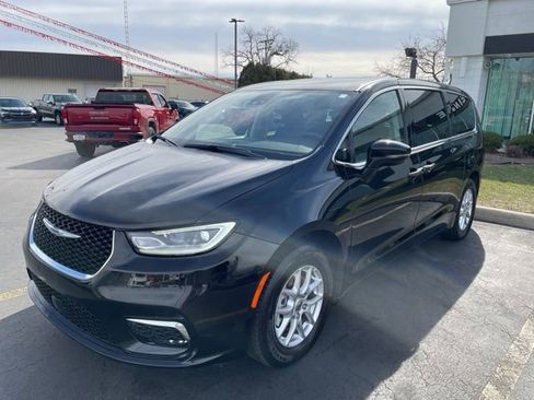 Used 2024 Chrysler Pacifica Touring-L image 3