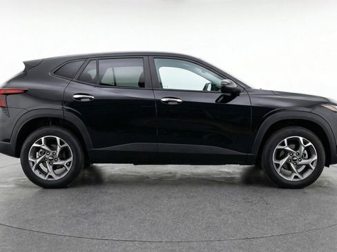 Used 2025 Chevrolet Trax LT image 11