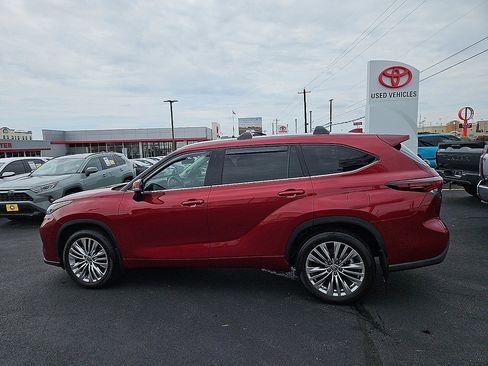 Used 2024 Toyota Highlander Platinum AWD/4WD image 2