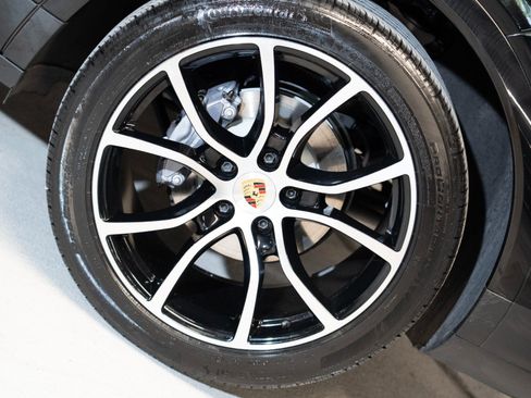 Certified 2023 Porsche Cayenne Platinum Edition AWD/4WD image 10