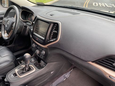 Used 2017 Jeep Cherokee Limited image 39