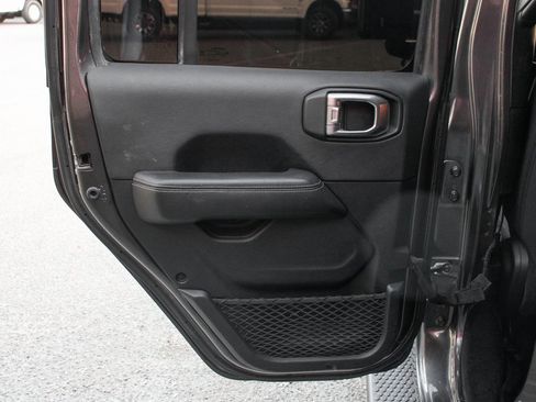 Used 2020 Jeep Wrangler Unlimited Sahara image 32