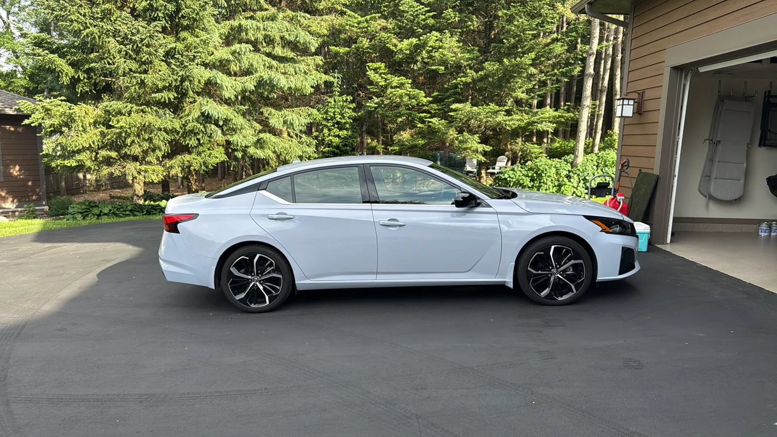 Used 2025 Nissan Altima 2.5 SR FWD image 9