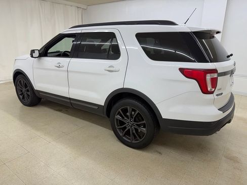 Used 2018 Ford Explorer XLT w/ Equipment Group 202A FWD image 3
