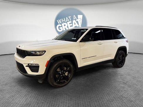 Used 2023 Jeep Grand Cherokee Limited w/ Black Appearance Package AWD/4WD image 8