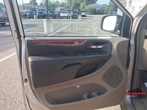 Used 2013 Chrysler Town & Country Touring FWD image 15
