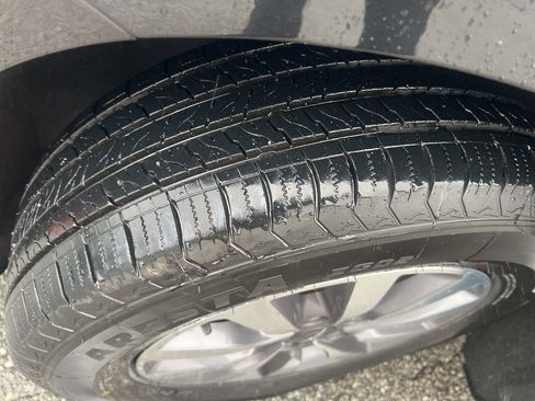 Used 2023 Chrysler Pacifica Touring-L image 11