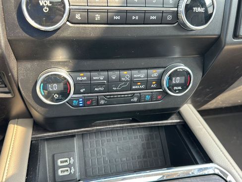 Used 2019 Ford Expedition Limited w/ Equipment Group 302A AWD/4WD image 17
