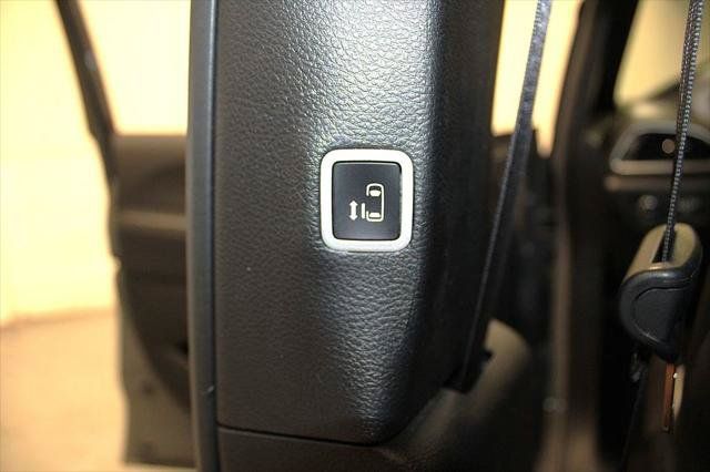 Certified 2025 Chrysler Pacifica Limited FWD image 32