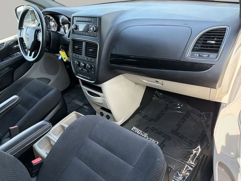 Used 2016 Dodge Grand Caravan SE FWD image 11