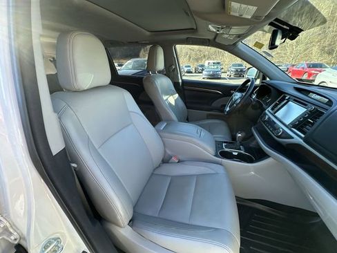 Used 2014 Toyota Highlander Limited image 32