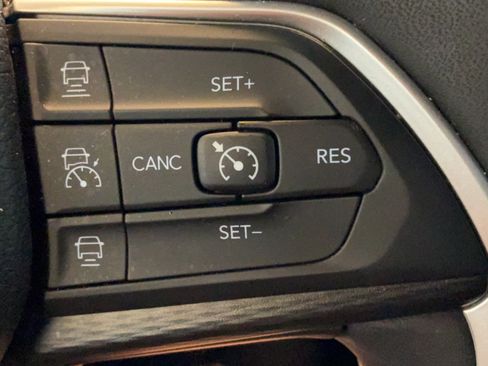 Used 2023 Jeep Grand Cherokee Altitude RWD image 18