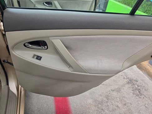 Used 2010 Toyota Camry LE image 27