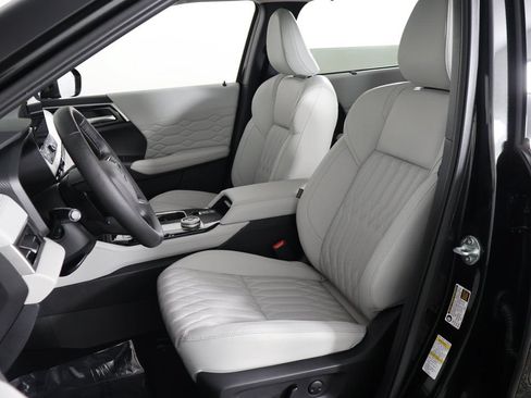 Used 2025 Mitsubishi Outlander AWD image 36