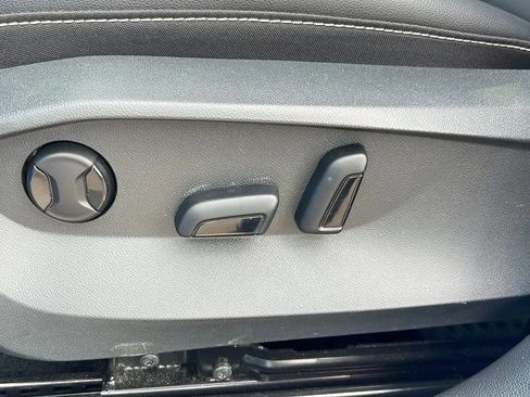 Used 2022 Volkswagen Taos SE w/ Panoramic Sunroof Package FWD image 20