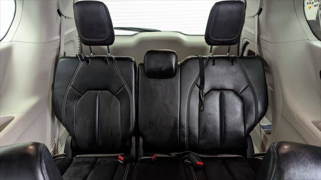 Used 2023 Chrysler Pacifica Touring-L FWD image 17