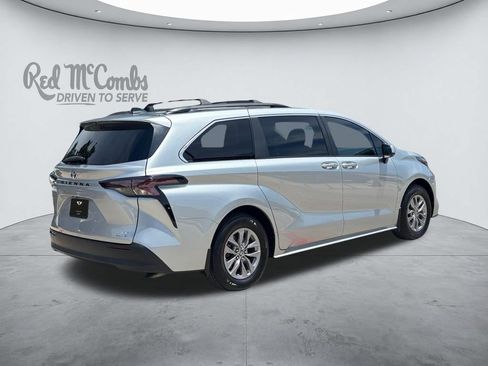 Used 2023 Toyota Sienna LE FWD image 5