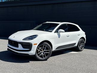 Certified 2025 Porsche Macan image 1
