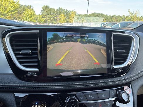 Used 2025 Chrysler Pacifica Limited FWD image 36