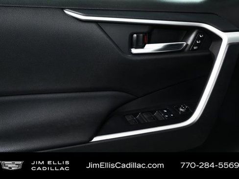 Used 2022 Toyota RAV4 XLE Premium image 7