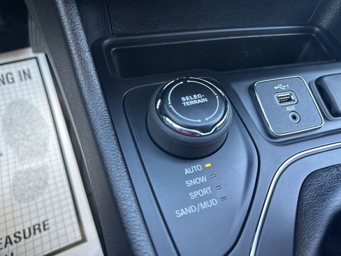 Used 2020 Jeep Cherokee Latitude Plus image 48