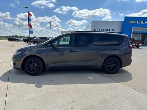 Used 2018 Chrysler Pacifica Touring Plus w/ S Appearance Package FWD image 2