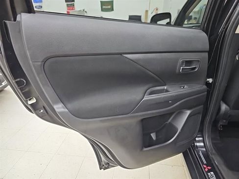 Used 2018 Mitsubishi Outlander SE image 14