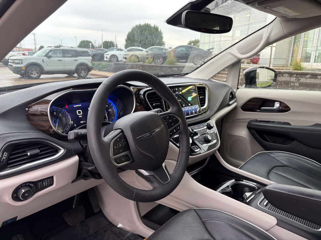 Used 2024 Chrysler Pacifica Limited FWD image 7