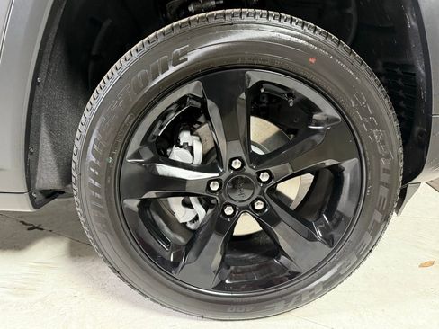 New 2025 Jeep Grand Cherokee Altitude image 9