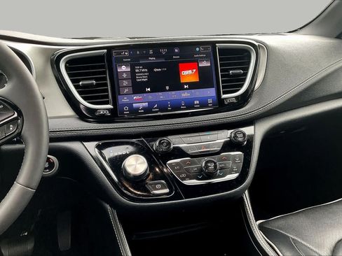 Used 2024 Chrysler Pacifica Premium FWD image 7