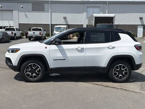 Used 2025 Jeep Compass Trailhawk AWD/4WD image 10