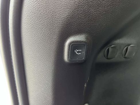 Used 2019 Jeep Cherokee Limited image 9