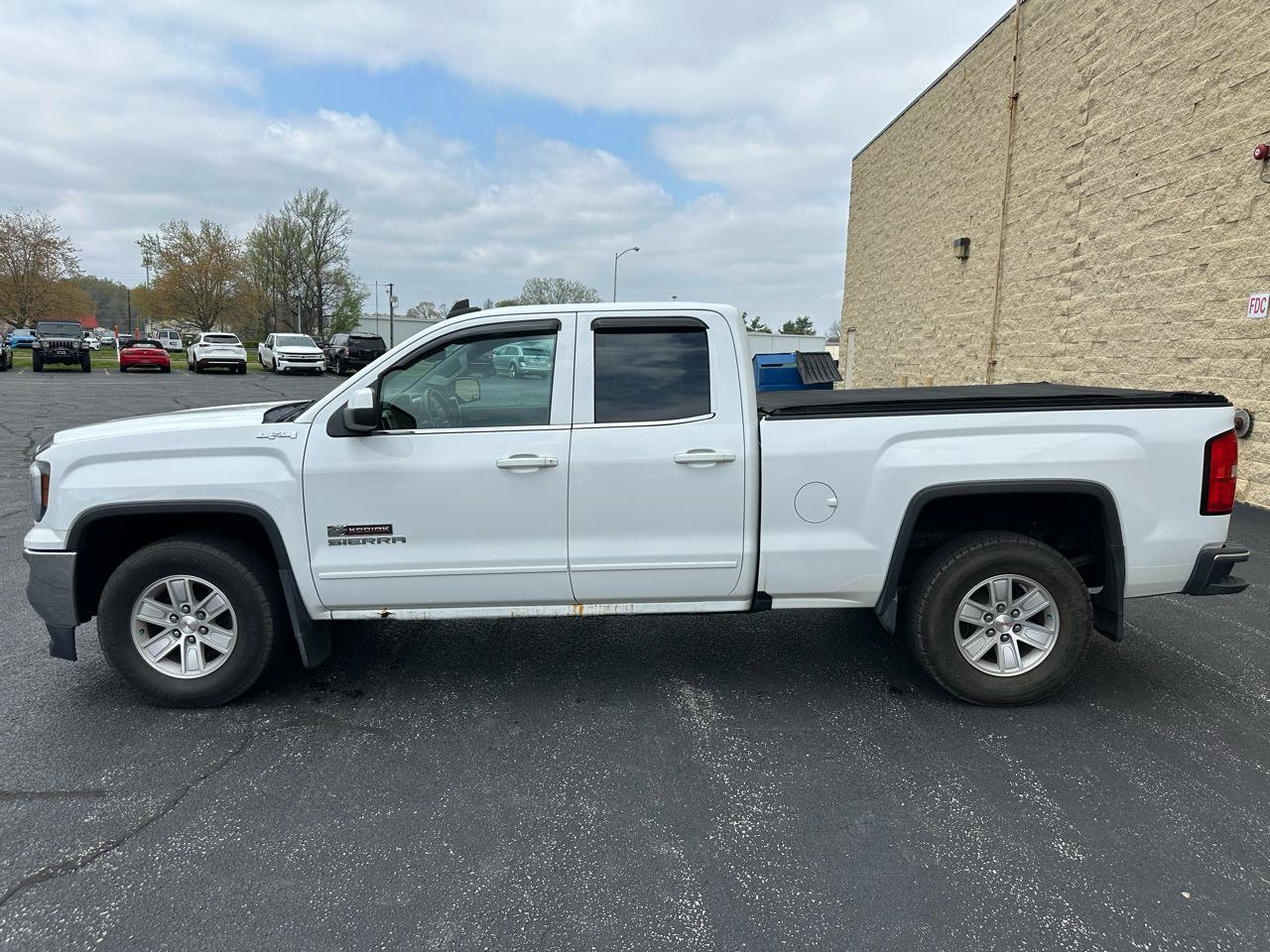 Used 2017 GMC Sierra 1500 SLE AWD/4WD image 2