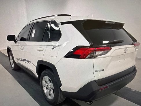 Used 2019 Toyota RAV4 LE FWD image 5