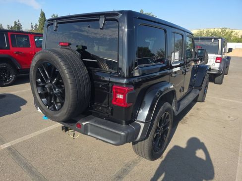 Used 2022 Jeep Wrangler Unlimited Sahara AWD/4WD image 2