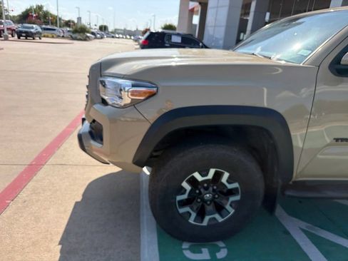 Used 2020 Toyota Tacoma TRD Off-Road w/ TRD Premium Off Road Package AWD/4WD image 2