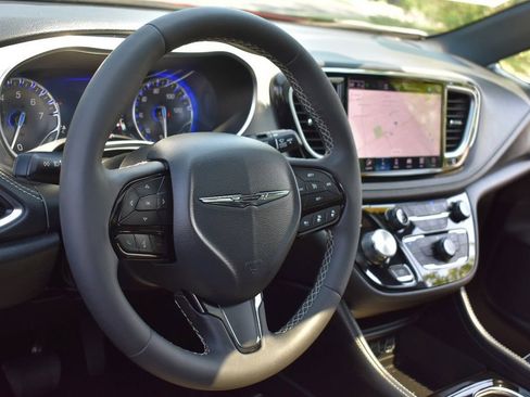 Certified 2025 Chrysler Pacifica Limited FWD image 9