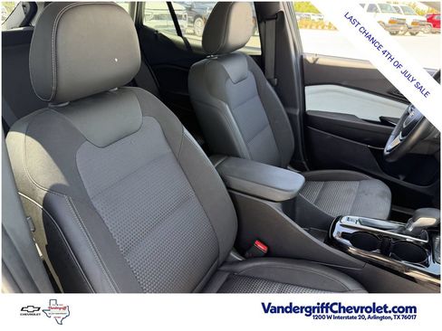 Used 2025 Chevrolet Trax LT w/ LT Convenience Package FWD image 24