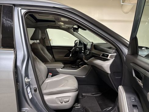 Used 2021 Toyota Highlander XLE image 22